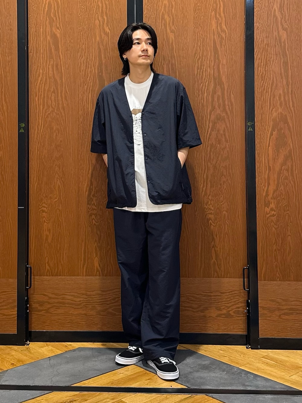 ブルー系のシャツ/ブラウス、ブルー系のその他パンツ、ホワイト系のTシャツ/カットソーを着用したメンズの夏コーディネートの3枚目の写真