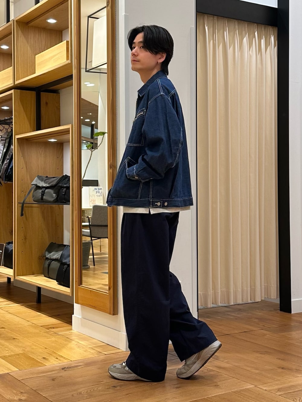 ブルー系のブルゾン、グリーン系のTシャツ/カットソー、ブルー系のその他パンツを着用したメンズの春コーディネートの4枚目の写真