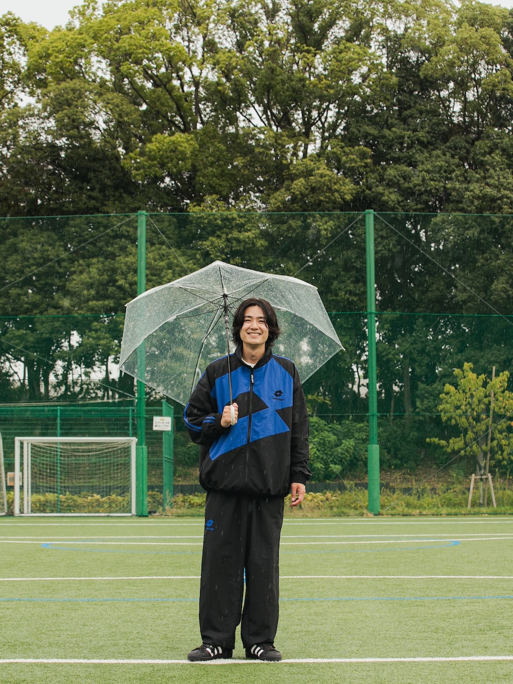 ブラック系のナイロンジャケット、ブラック系のその他パンツ、ブラック系のスニーカーを着用したメンズの秋コーディネートの2枚目の写真