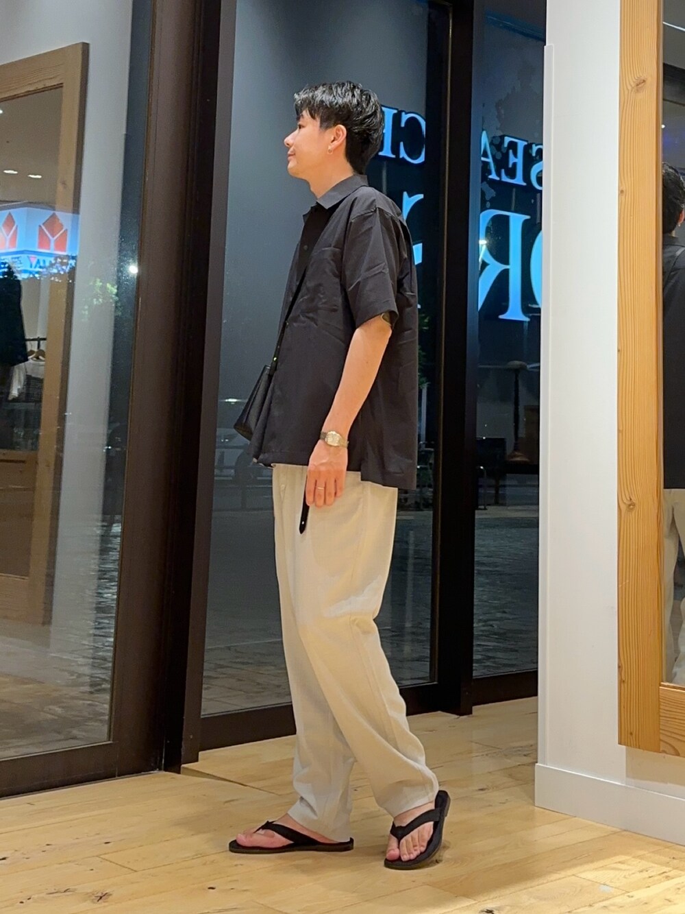 ブラウン系のTシャツ/カットソー、ブラック系のショルダーバッグ、ブラック系のシャツ/ブラウスを着用したメンズの夏コーディネートの2枚目の写真