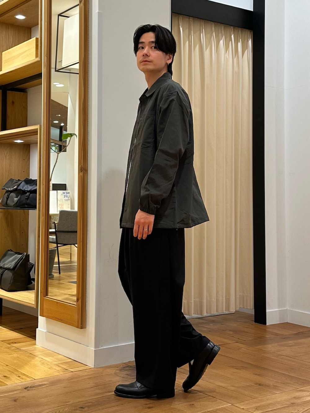 ブラック系のその他アウター、ホワイト系のTシャツ/カットソー、ブラック系のその他パンツを着用したメンズの春コーディネートの4枚目の写真