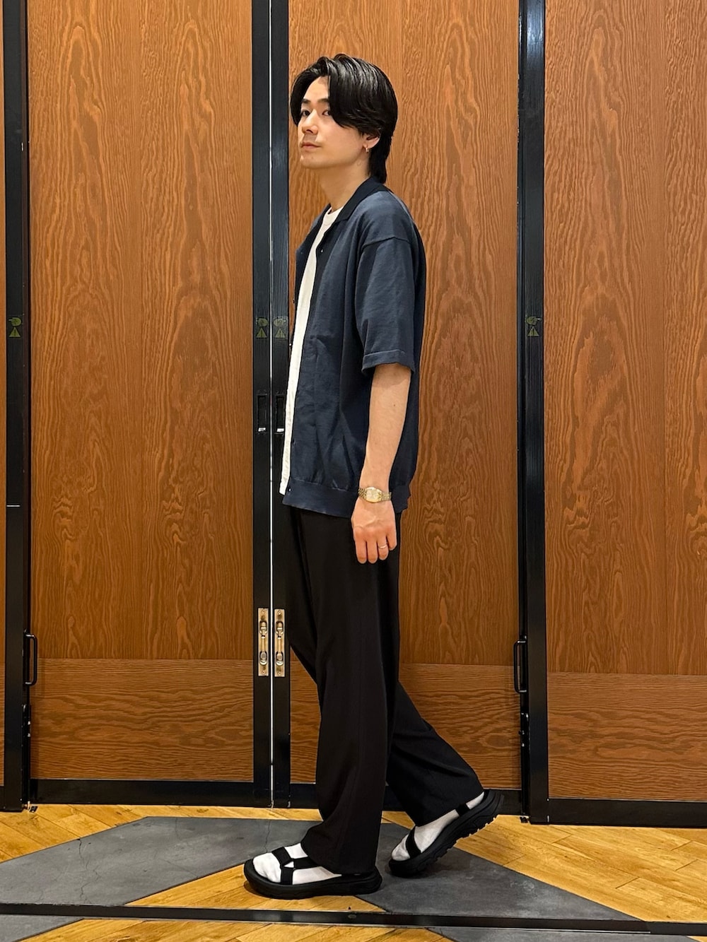 ブルー系のカーディガン/ボレロ、ブラック系のその他パンツ、ブラック系のサンダルを着用したメンズの春コーディネートの2枚目の写真