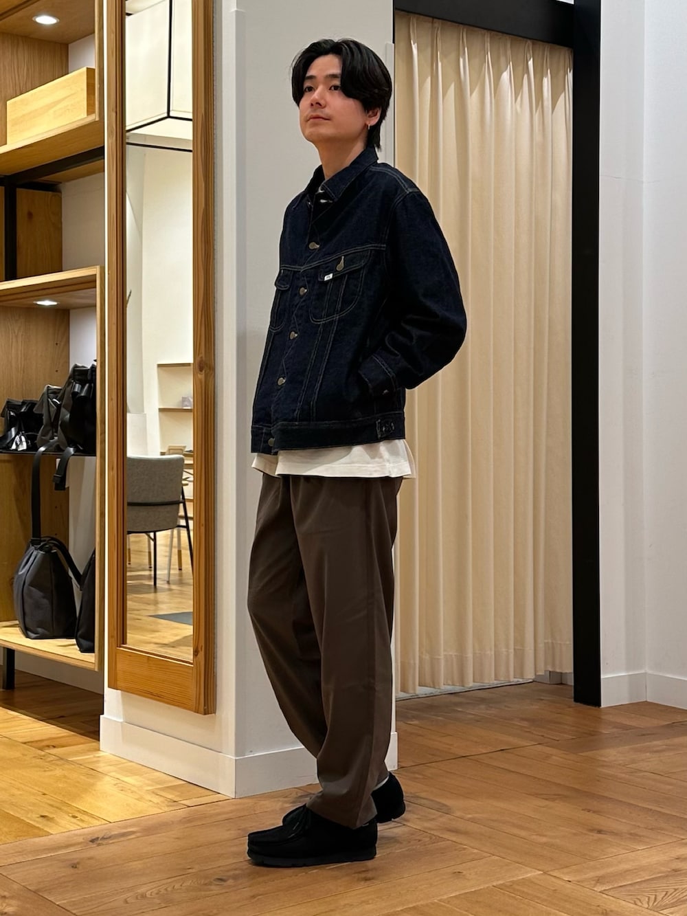 ブルー系のデニムジャケット、ブラウン系のその他パンツ、ホワイト系のTシャツ/カットソーを着用したメンズの冬コーディネートの2枚目の写真