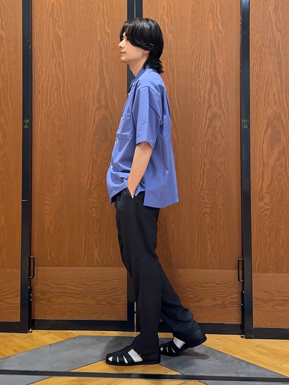 ブルー系のシャツ/ブラウス、グレー系のその他パンツ、ブラック系のサンダルを着用したメンズの夏コーディネートの2枚目の写真