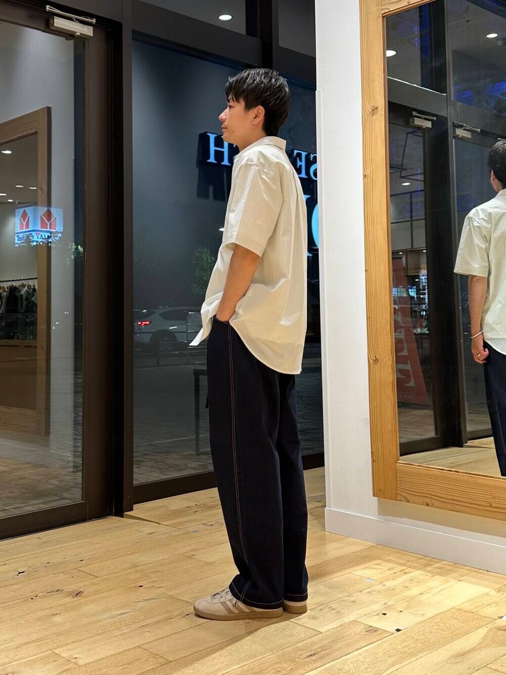 ホワイト系のTシャツ/カットソー、ベージュ系のシャツ/ブラウス、ブルー系のデニムパンツを着用したメンズの夏コーディネートの2枚目の写真