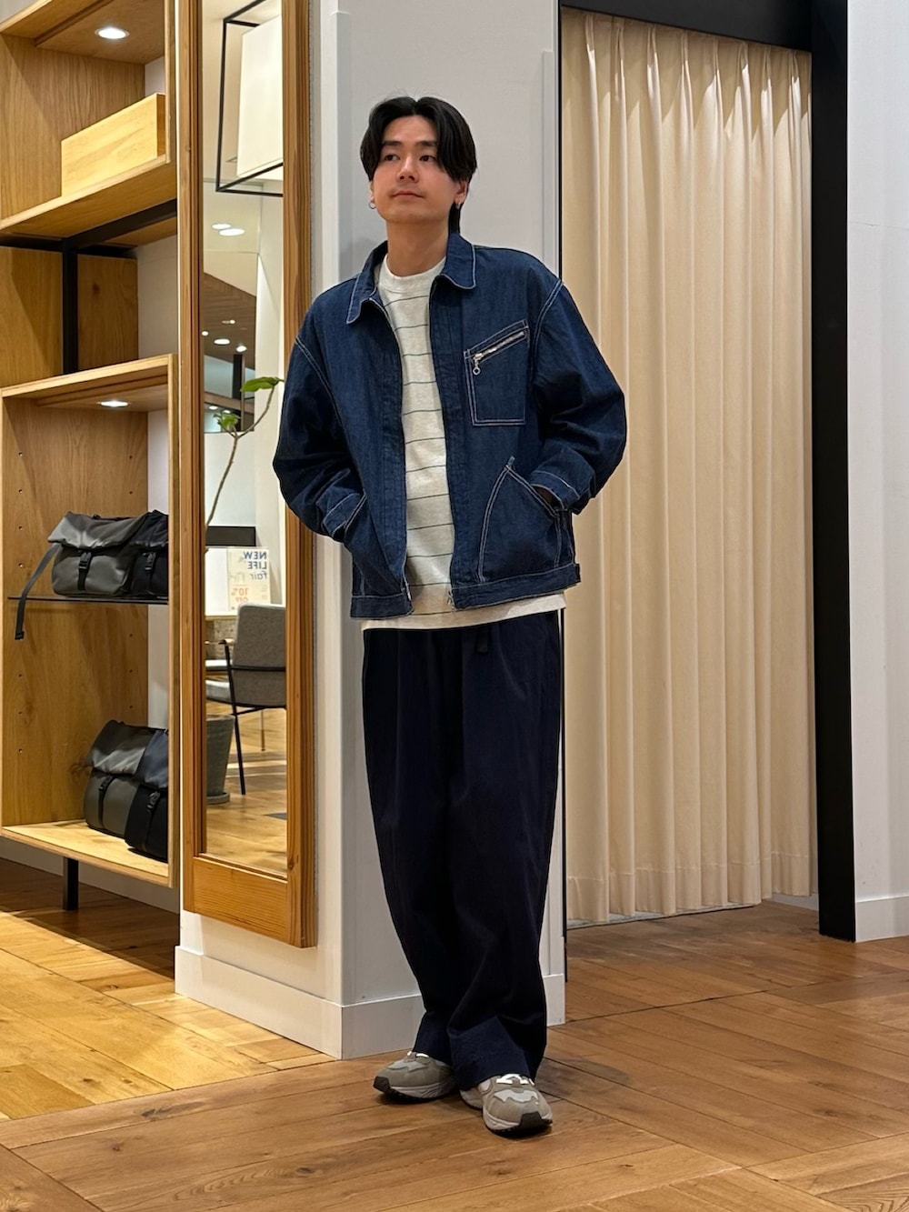 ブルー系のブルゾン、グリーン系のTシャツ/カットソー、ブルー系のその他パンツを着用したメンズの春コーディネートの3枚目の写真