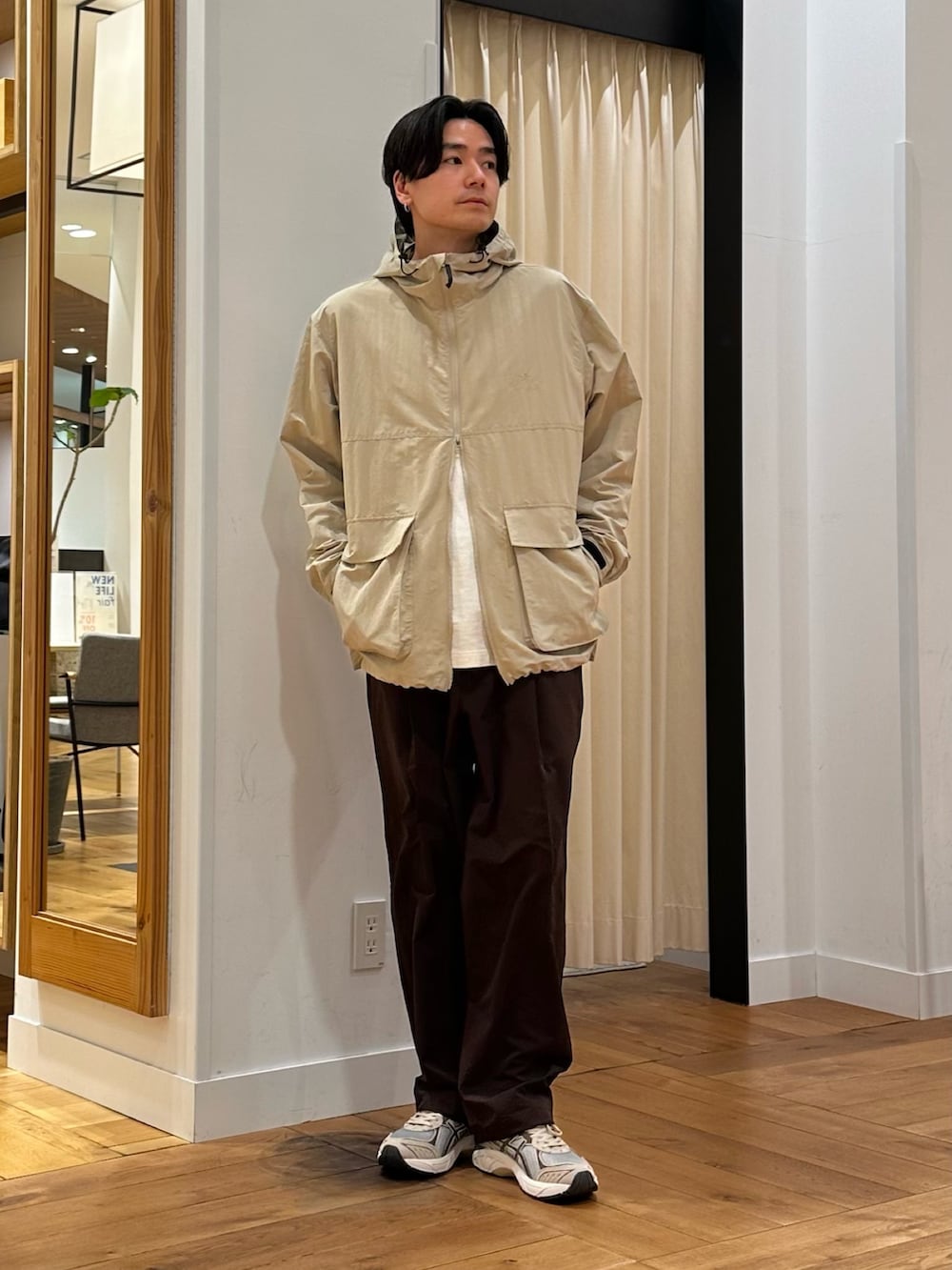 ベージュ系のマウンテンパーカー、ブラウン系のその他パンツ、グレー系のスニーカーを着用したメンズの春コーディネートの3枚目の写真