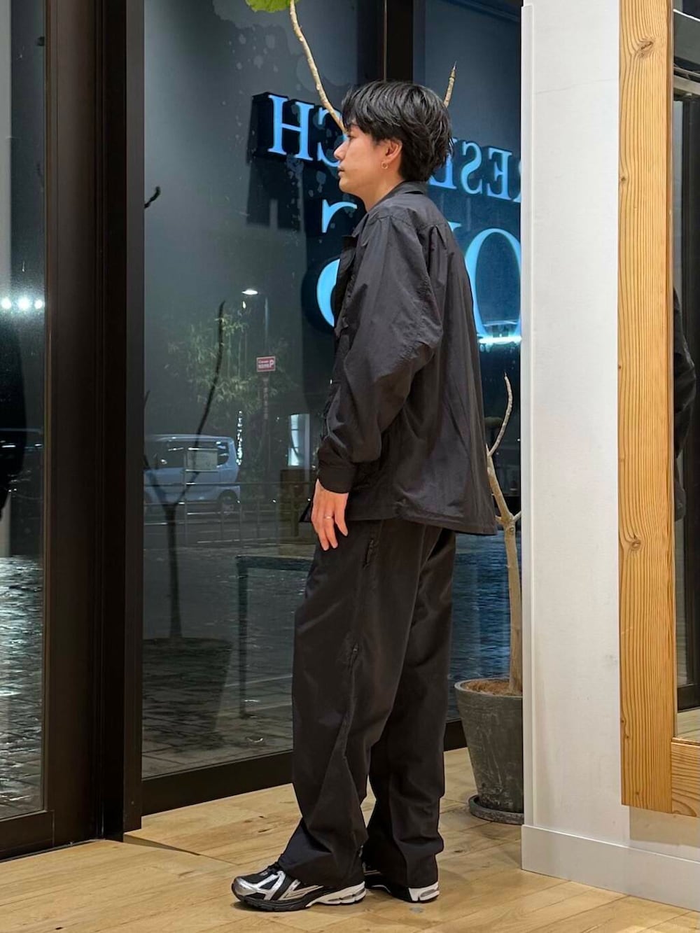 「シンプル、大人カジュアル、カジュアル、urbanresearchdoors、カジュアルコーデ、シンプルコーデ、ootd、newarrival、暑い、おしゃれさんと繋がりたい、ここでしか手に入らない別注アイテム、高身長おススメアウター、私のイチ推しブランド、スタッフのこれ買いました、過ごしやすい」｜「Snow Peakの『別注』Snow Peak Apparel×DOORS　Nylon Tussah Blouson（ブルゾン、ブラック系）」を使った、キムラさん（メンズ・177cm）の春コーディネートの2枚目の写真