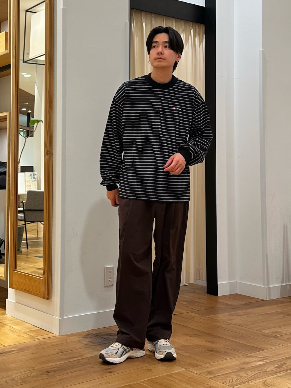 ブラウン系のその他アウター、ブラウン系のその他パンツ、ブラック系のTシャツ/カットソーを着用したメンズの春コーディネートの5枚目の写真