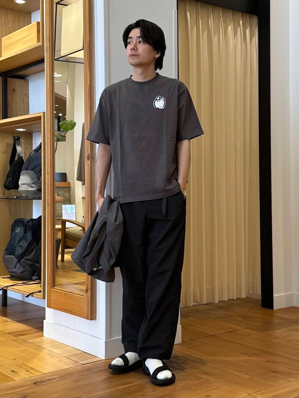 「シンプル、大人カジュアル、カジュアル、モノトーン、urbanresearchdoors、スポーツミックス、カジュアルコーデ、シンプルコーデ、ootd、newarrival、休日スタイル、フェスコーデ、URTECH、サンダルコーデ、旅行コーデ」｜「FORK&SPOONのFORK&SPOON　The Blues Brothers T-shirts（Tシャツ/カットソー、グレー系）」を使った、キムラさん（メンズ・177cm）の春コーディネートの4枚目の写真