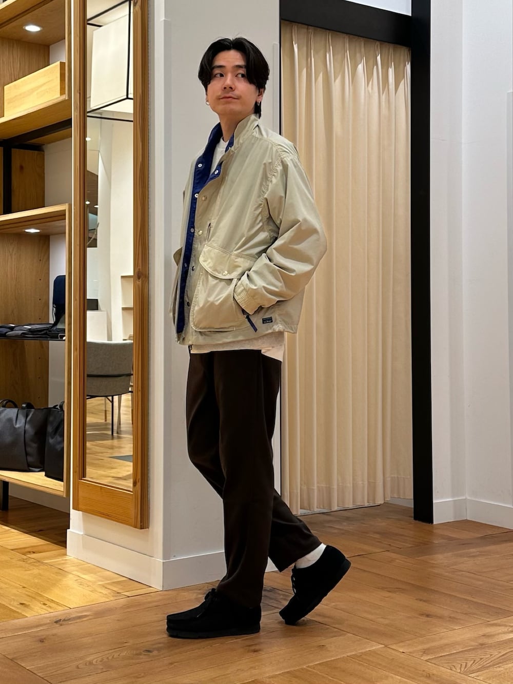 ホワイト系のテーラードジャケット、グレー系のスウェット、ブラウン系のその他パンツを着用したメンズの冬コーディネートの2枚目の写真