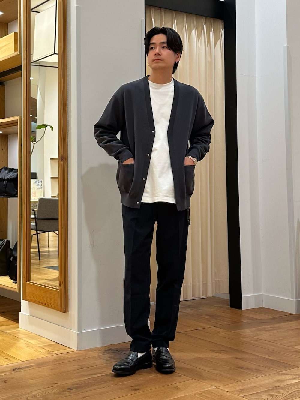 グレー系のカーディガン/ボレロ、ホワイト系のTシャツ/カットソー、ブルー系のその他パンツを着用したメンズの春コーディネートの3枚目の写真