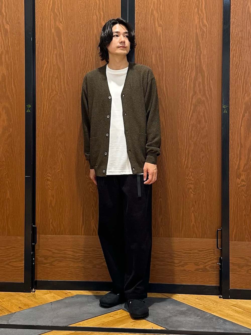 ブラウン系のカーディガン/ボレロ、グレー系のその他パンツ、ホワイト系のTシャツ/カットソーを着用したメンズの秋コーディネートの3枚目の写真