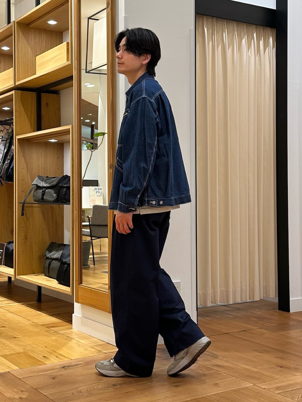 ブルー系のブルゾン、グリーン系のTシャツ/カットソー、ブルー系のその他パンツを着用したメンズの春コーディネートの2枚目の写真