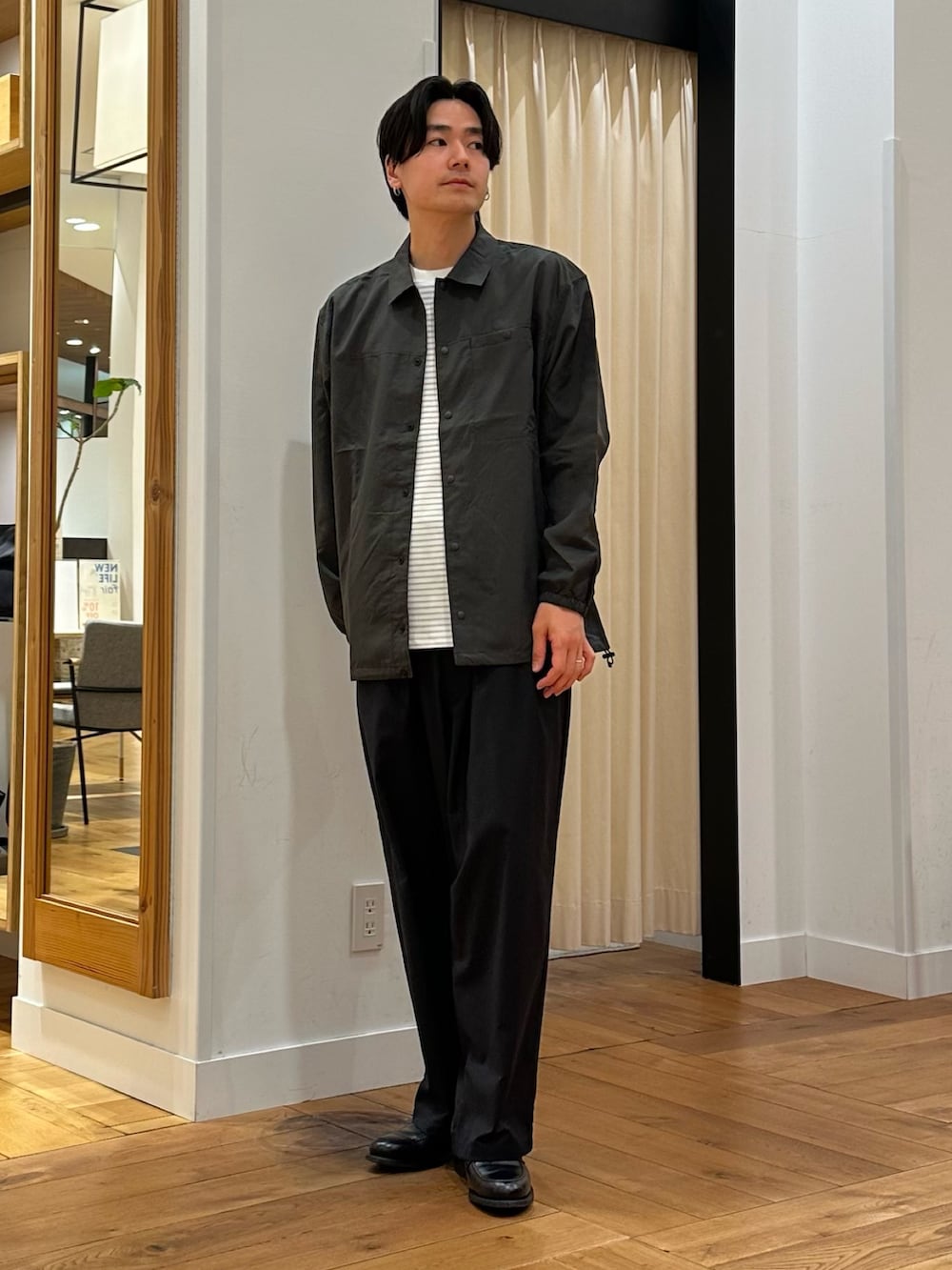 ブラック系のその他アウター、ホワイト系のTシャツ/カットソー、ブラック系のその他パンツを着用したメンズの春コーディネートの3枚目の写真