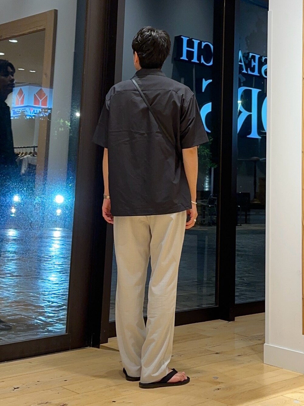 ブラウン系のTシャツ/カットソー、ブラック系のショルダーバッグ、ブラック系のシャツ/ブラウスを着用したメンズの夏コーディネートの3枚目の写真