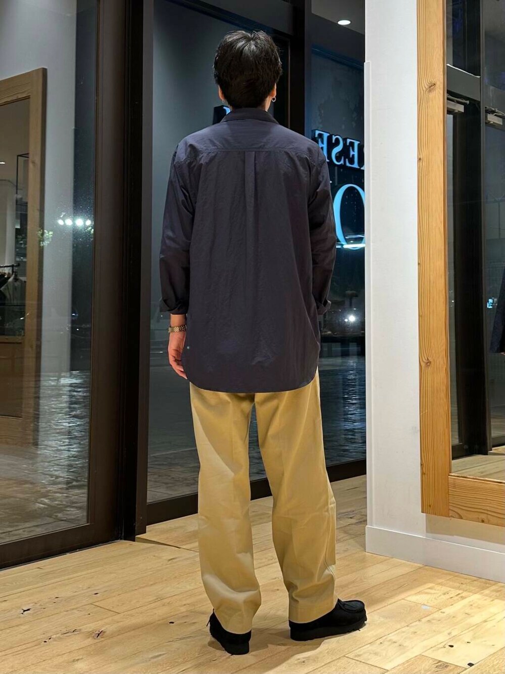 ブラック系のTシャツ/カットソー、ブルー系のシャツ/ブラウス、ベージュ系のその他パンツを着用したメンズの秋コーディネートの3枚目の写真