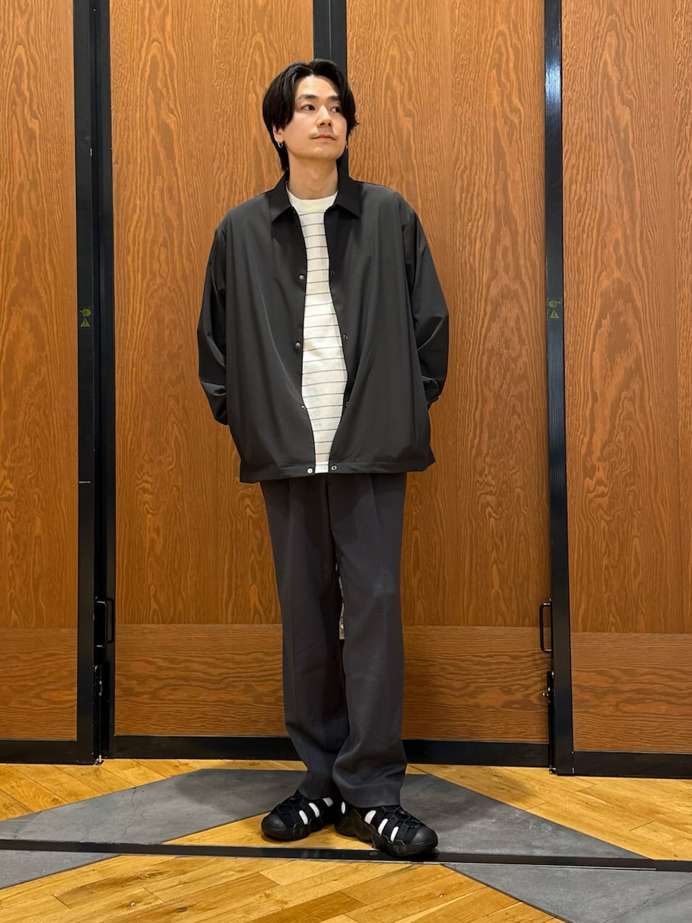 ブラック系のカーディガン/ボレロ、グレー系のその他パンツ、ブラック系のサンダルを着用したメンズの春コーディネートの3枚目の写真