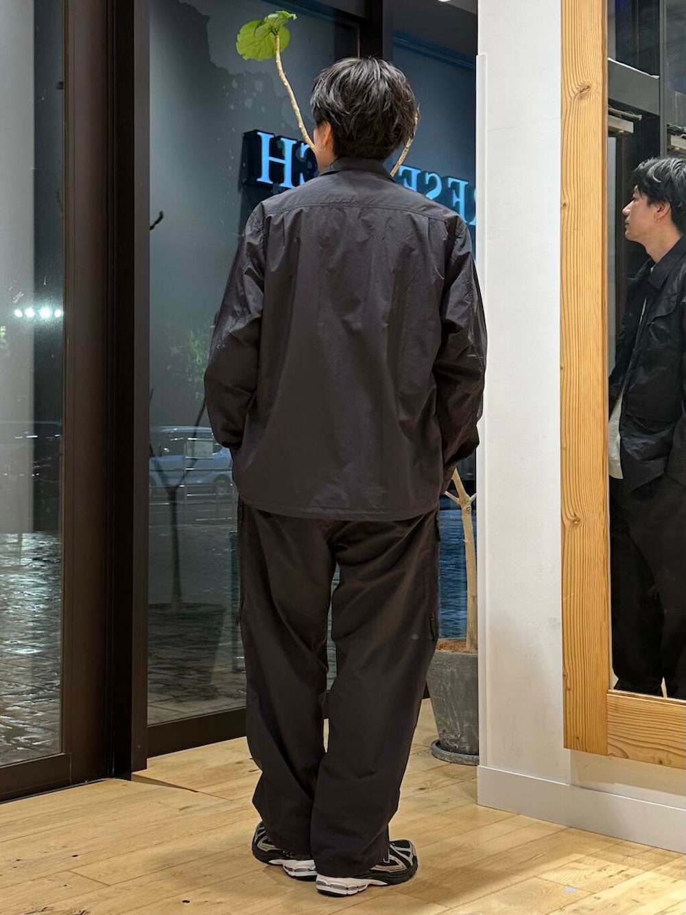 「シンプル、大人カジュアル、カジュアル、urbanresearchdoors、カジュアルコーデ、シンプルコーデ、ootd、newarrival、暑い、おしゃれさんと繋がりたい、ここでしか手に入らない別注アイテム、高身長おススメアウター、私のイチ推しブランド、スタッフのこれ買いました、過ごしやすい」｜「Snow Peakの『別注』Snow Peak Apparel×DOORS　Nylon Tussah Blouson（ブルゾン、ブラック系）」を使った、キムラさん（メンズ・177cm）の春コーディネートの3枚目の写真