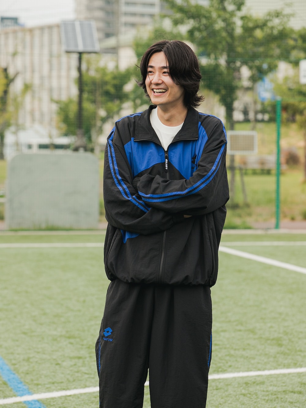 ブラック系のナイロンジャケット、ブラック系のその他パンツ、ブラック系のスニーカーを着用したメンズの秋コーディネートの3枚目の写真