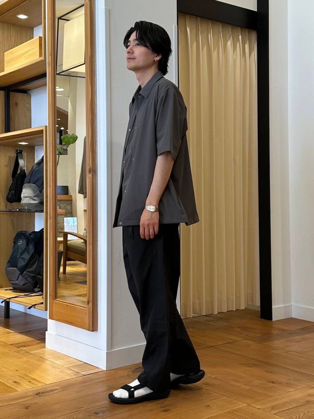 「シンプル、大人カジュアル、カジュアル、モノトーン、urbanresearchdoors、スポーツミックス、カジュアルコーデ、シンプルコーデ、ootd、newarrival、休日スタイル、フェスコーデ、URTECH、サンダルコーデ、旅行コーデ」｜「FORK&SPOONのFORK&SPOON　The Blues Brothers T-shirts（Tシャツ/カットソー、グレー系）」を使った、キムラさん（メンズ・177cm）の春コーディネートの2枚目の写真