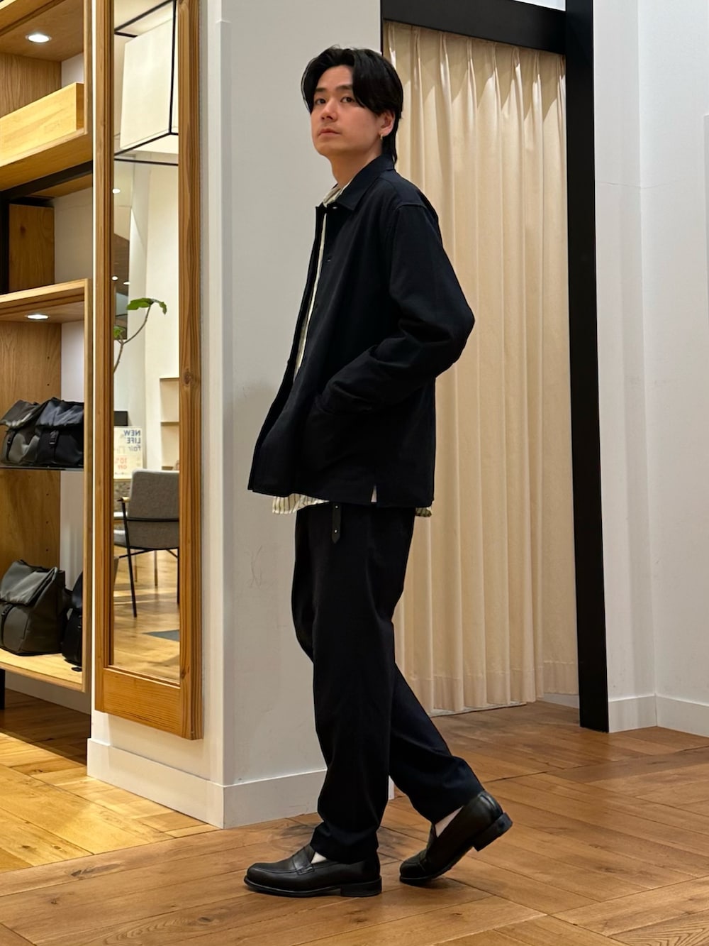 ブルー系のその他パンツ、ブラック系のドレスシューズ、ブルー系のカバーオールを着用したメンズの春コーディネートの2枚目の写真