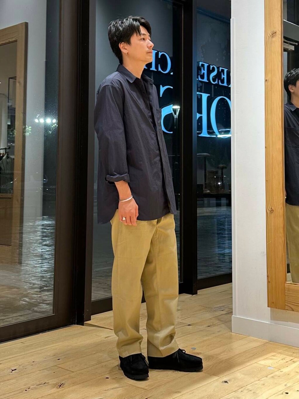 ブラック系のTシャツ/カットソー、ブルー系のシャツ/ブラウス、ベージュ系のその他パンツを着用したメンズの秋コーディネートの2枚目の写真