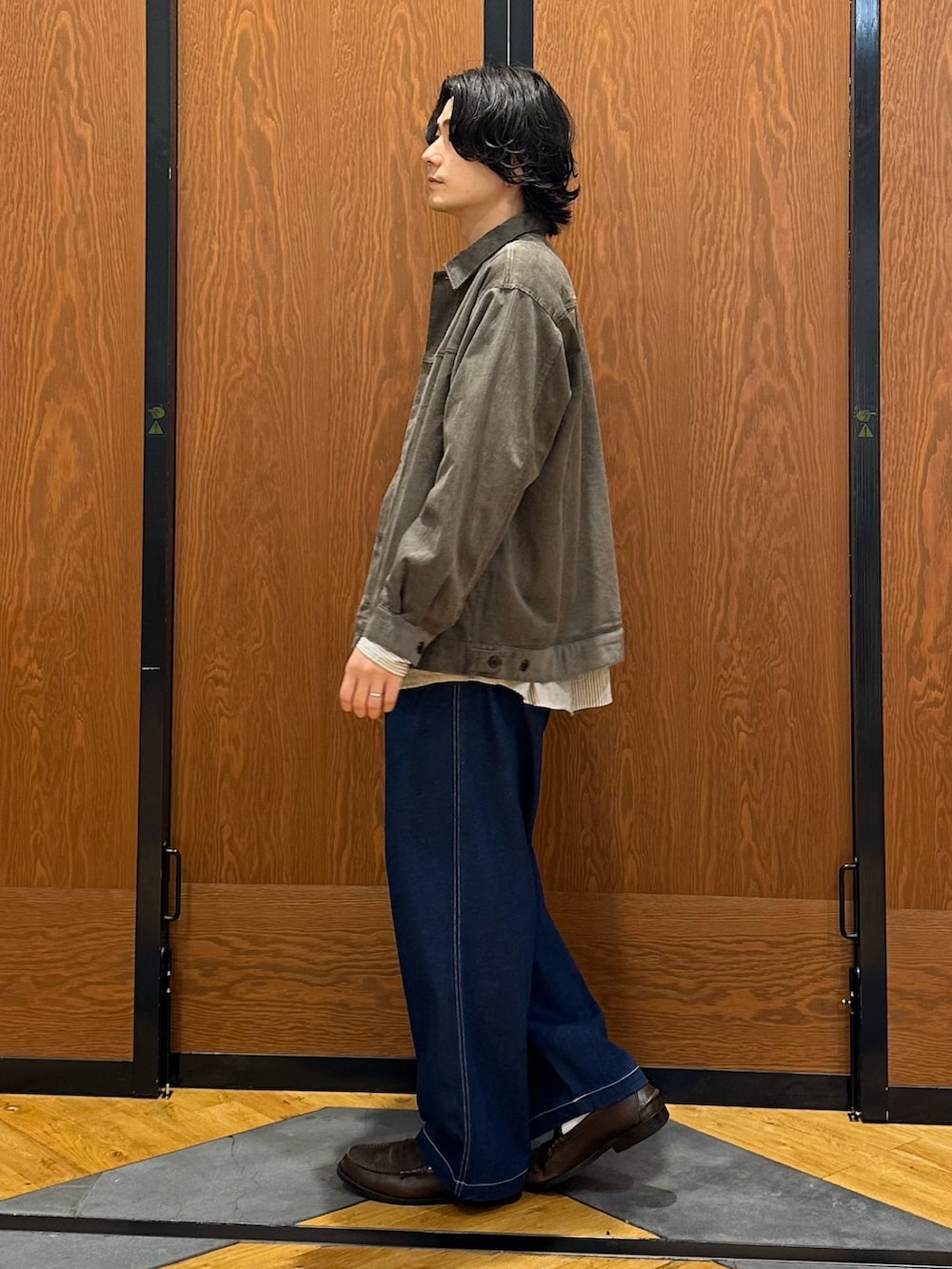 ブラウン系のその他アウター、ベージュ系のシャツ/ブラウス、ブルー系のその他パンツを着用したメンズの秋コーディネートの2枚目の写真