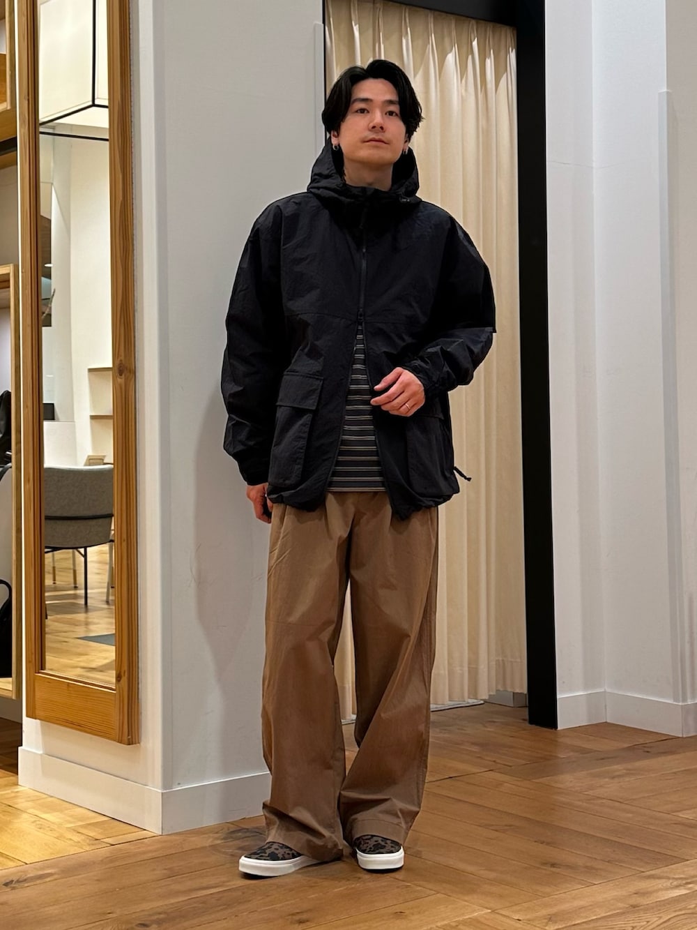 ブラック系のマウンテンパーカー、グレー系のTシャツ/カットソー、ブラウン系のその他パンツを着用したメンズの冬コーディネートの3枚目の写真