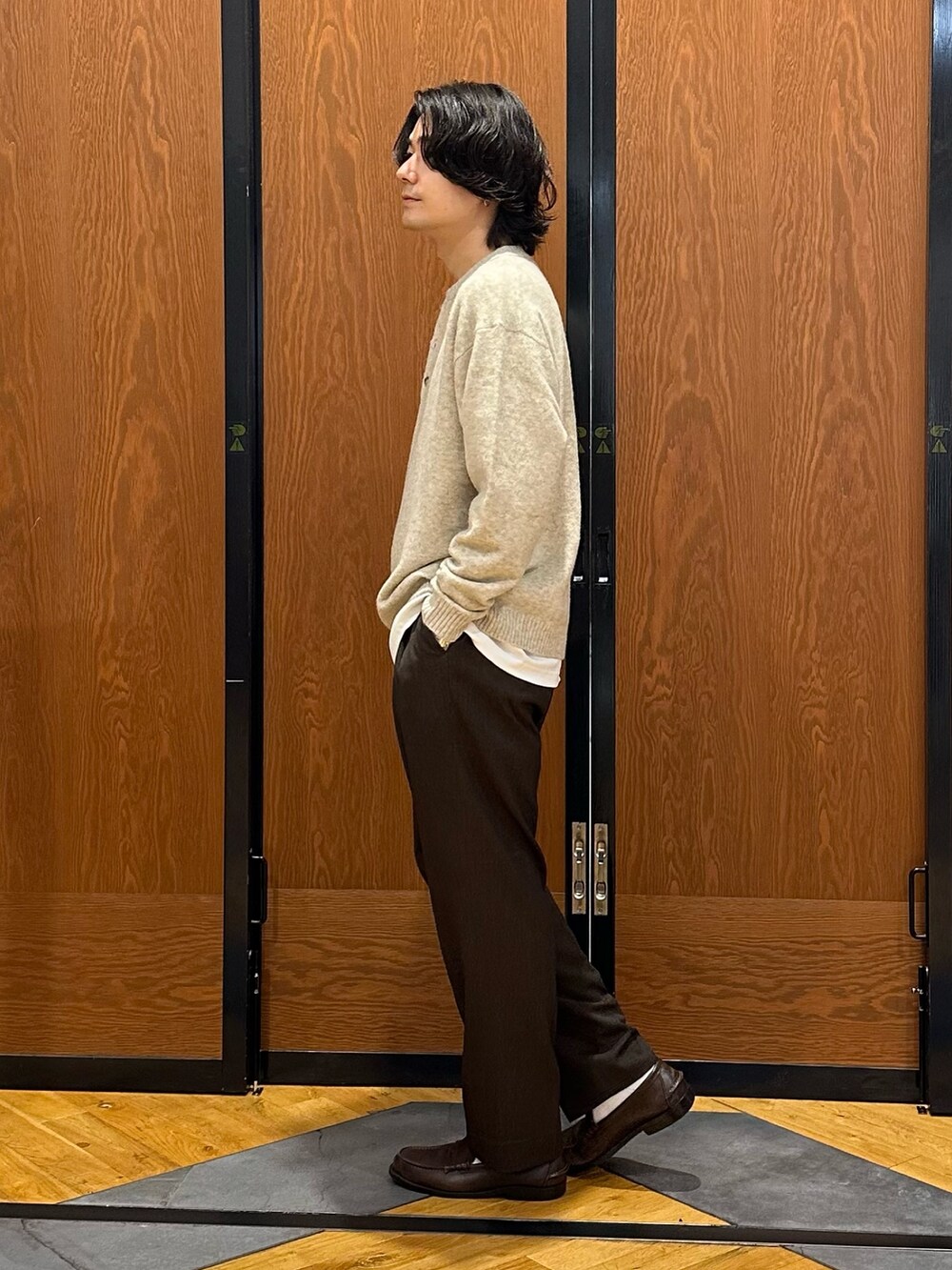 ベージュ系のニット/セーター、ホワイト系のTシャツ/カットソー、ブラウン系のその他パンツを着用したメンズの秋コーディネートの2枚目の写真