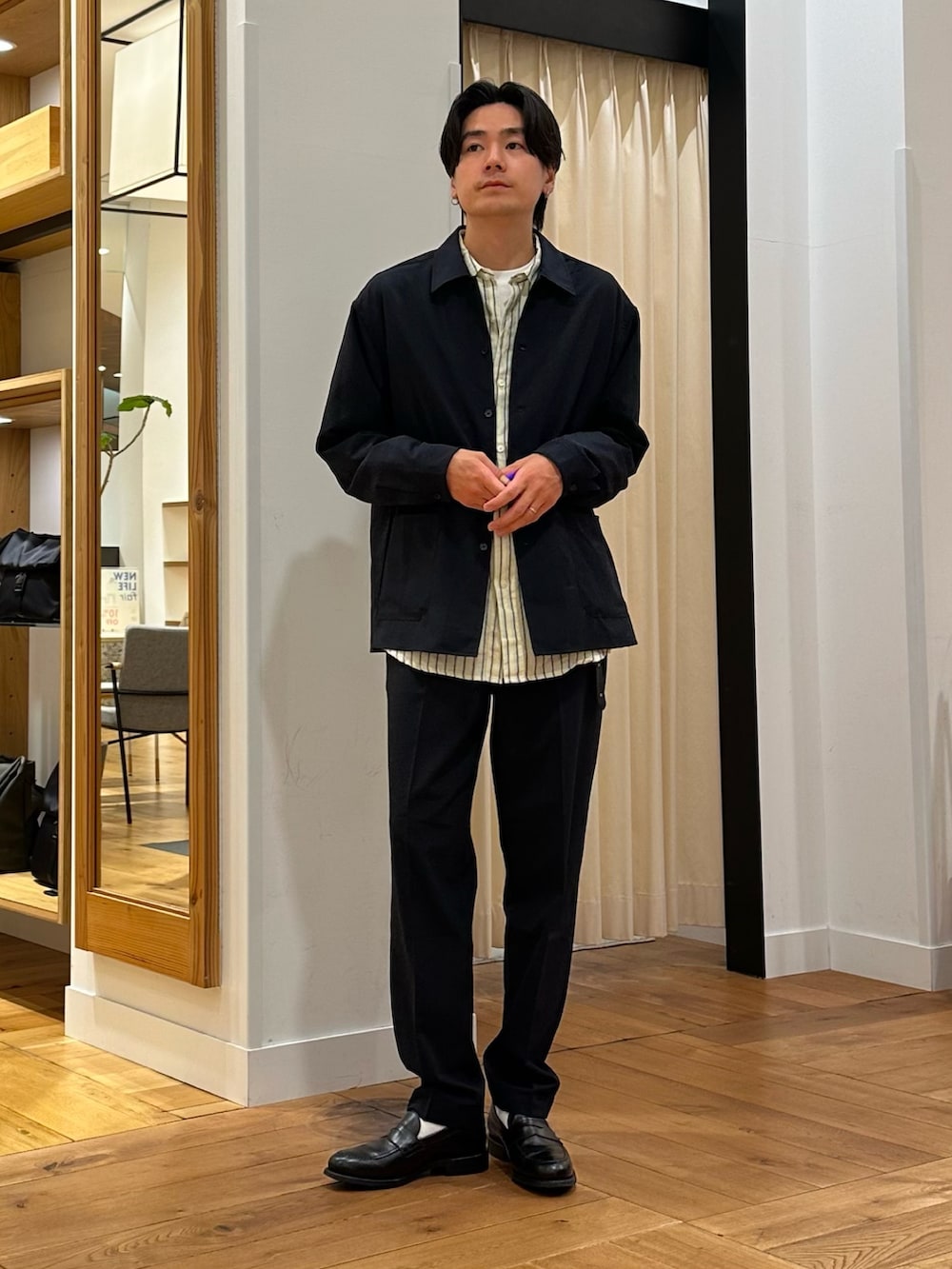 ブルー系のその他パンツ、ブラック系のドレスシューズ、ブルー系のカバーオールを着用したメンズの春コーディネートの3枚目の写真