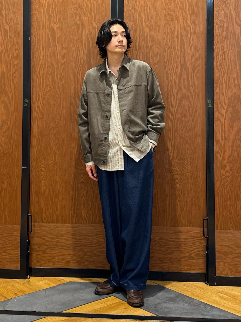 ブラウン系のその他アウター、ベージュ系のシャツ/ブラウス、ブルー系のその他パンツを着用したメンズの秋コーディネートの3枚目の写真