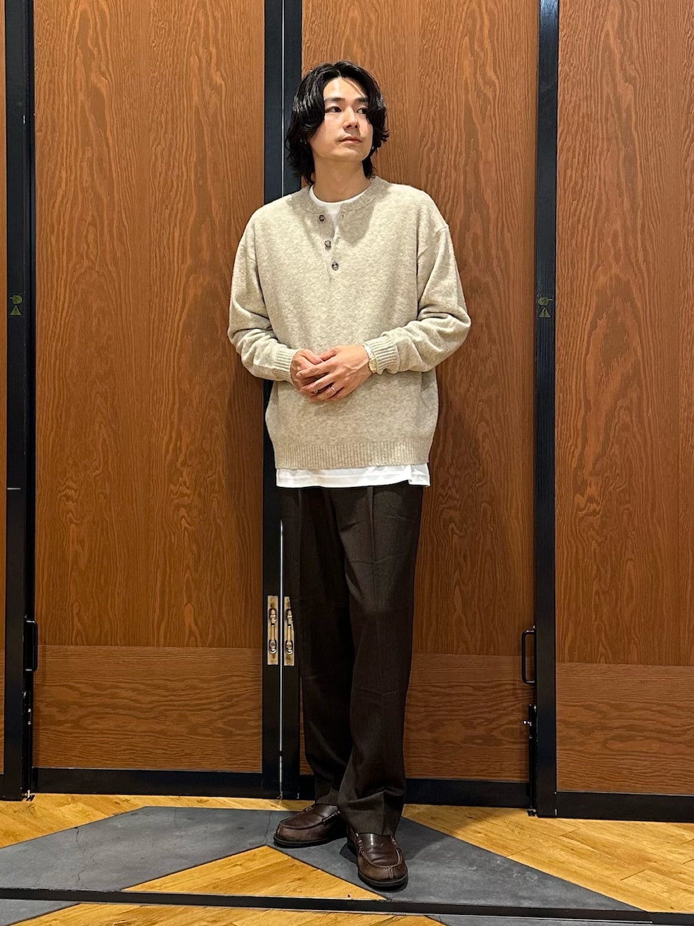 ベージュ系のニット/セーター、ホワイト系のTシャツ/カットソー、ブラウン系のその他パンツを着用したメンズの秋コーディネートの3枚目の写真