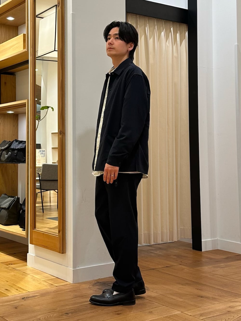 ブルー系のその他パンツ、ブラック系のドレスシューズ、ブルー系のカバーオールを着用したメンズの春コーディネートの4枚目の写真