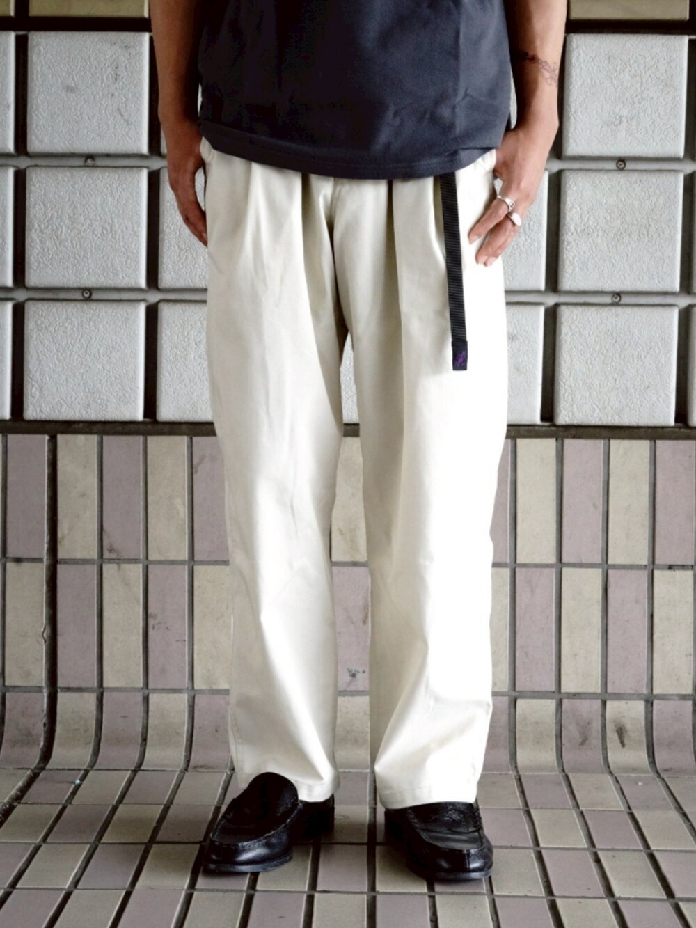 ホワイト系のチノパンツを着用したメンズの夏コーディネートの2枚目の写真
