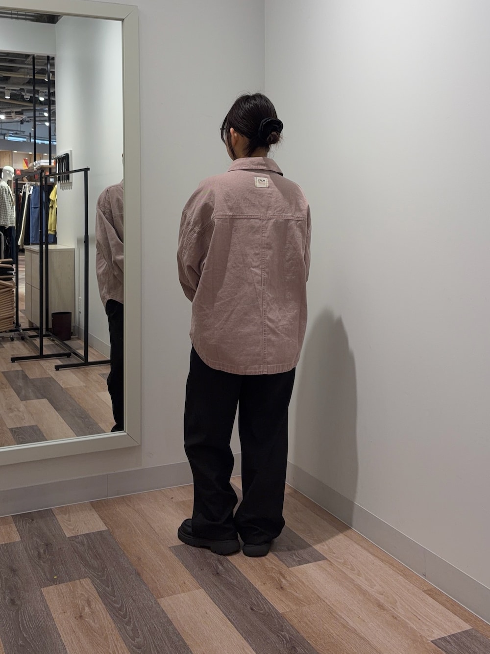 ピンク系のシャツ/ブラウス、ブラック系のその他パンツを着用したレディースの春コーディネートの3枚目の写真