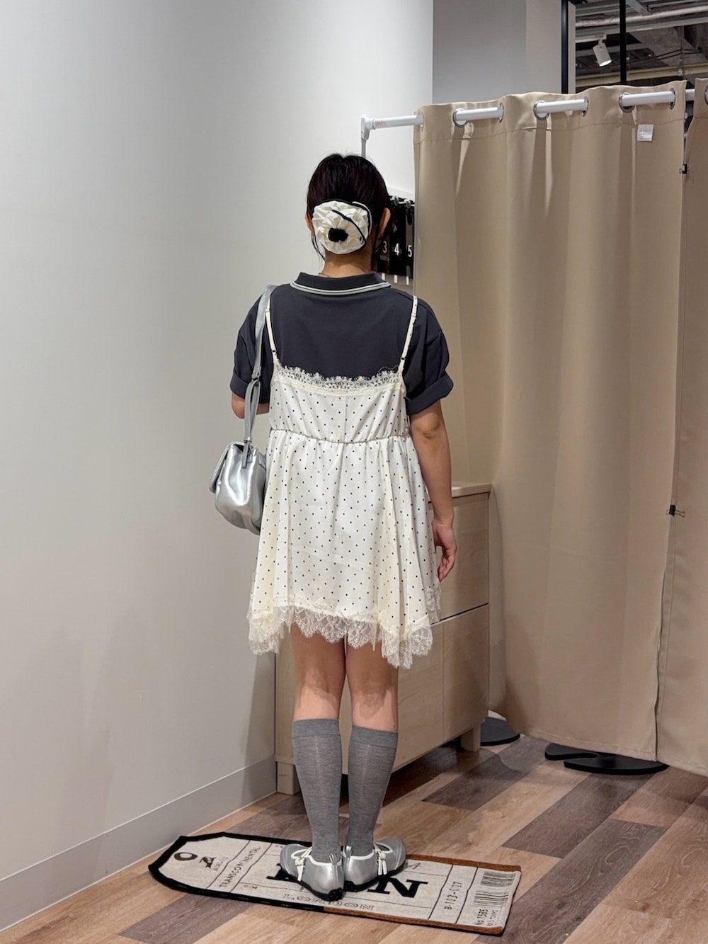 ホワイト系のシャツ/ブラウス、シルバー系のトートバッグを着用したレディースの夏コーディネートの3枚目の写真
