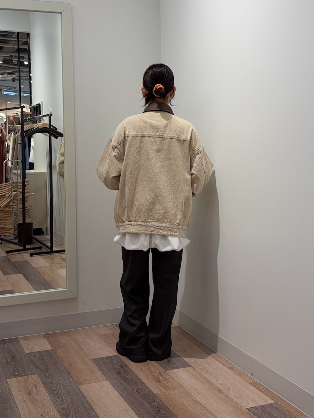 ブラウン系のブルゾン、ホワイト系のTシャツ/カットソー、グレー系のその他パンツを着用したレディースの春コーディネートの3枚目の写真