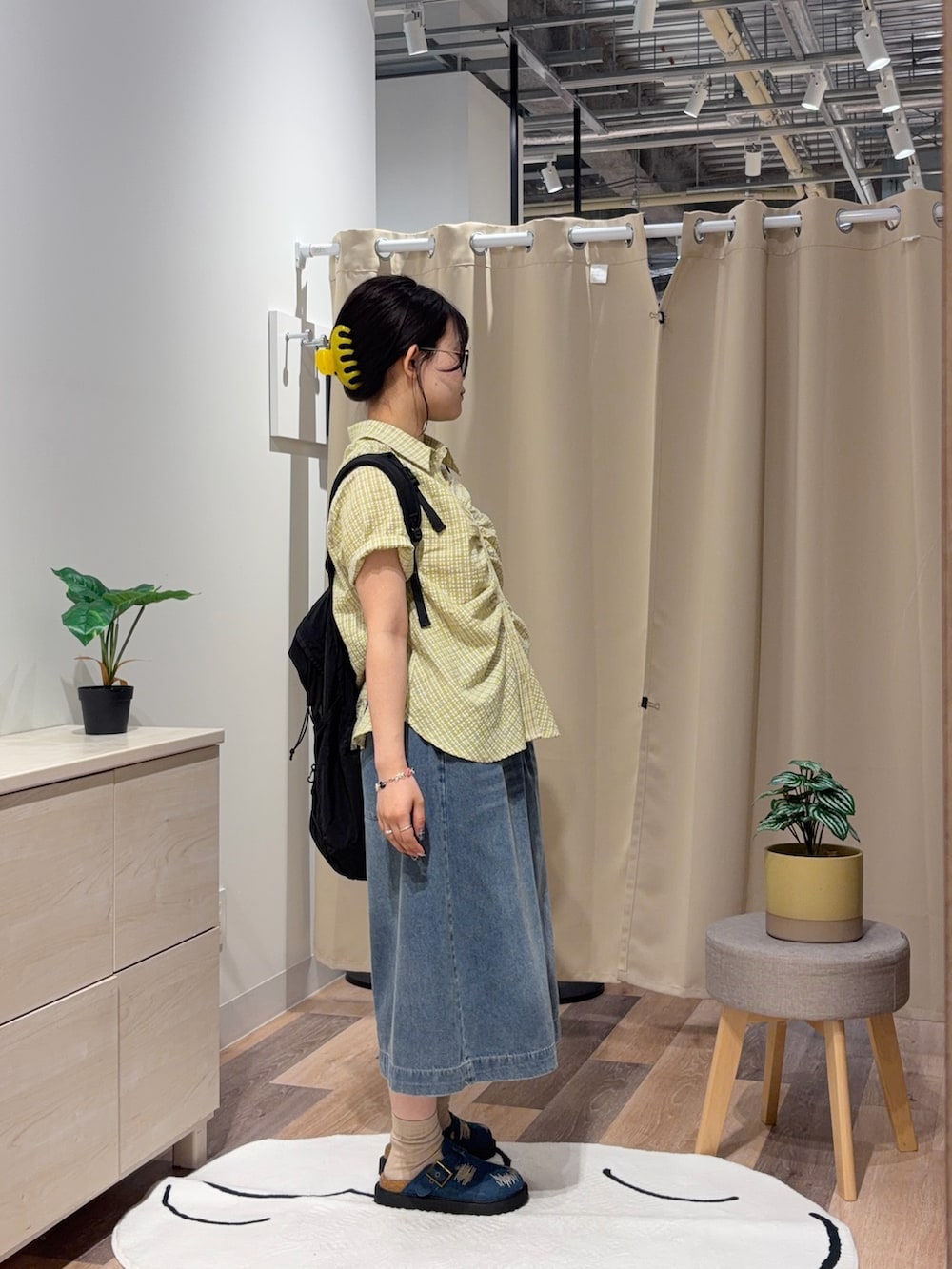 イエロー系のシャツ/ブラウス、ブルー系のその他パンツを着用したレディースの夏コーディネートの2枚目の写真