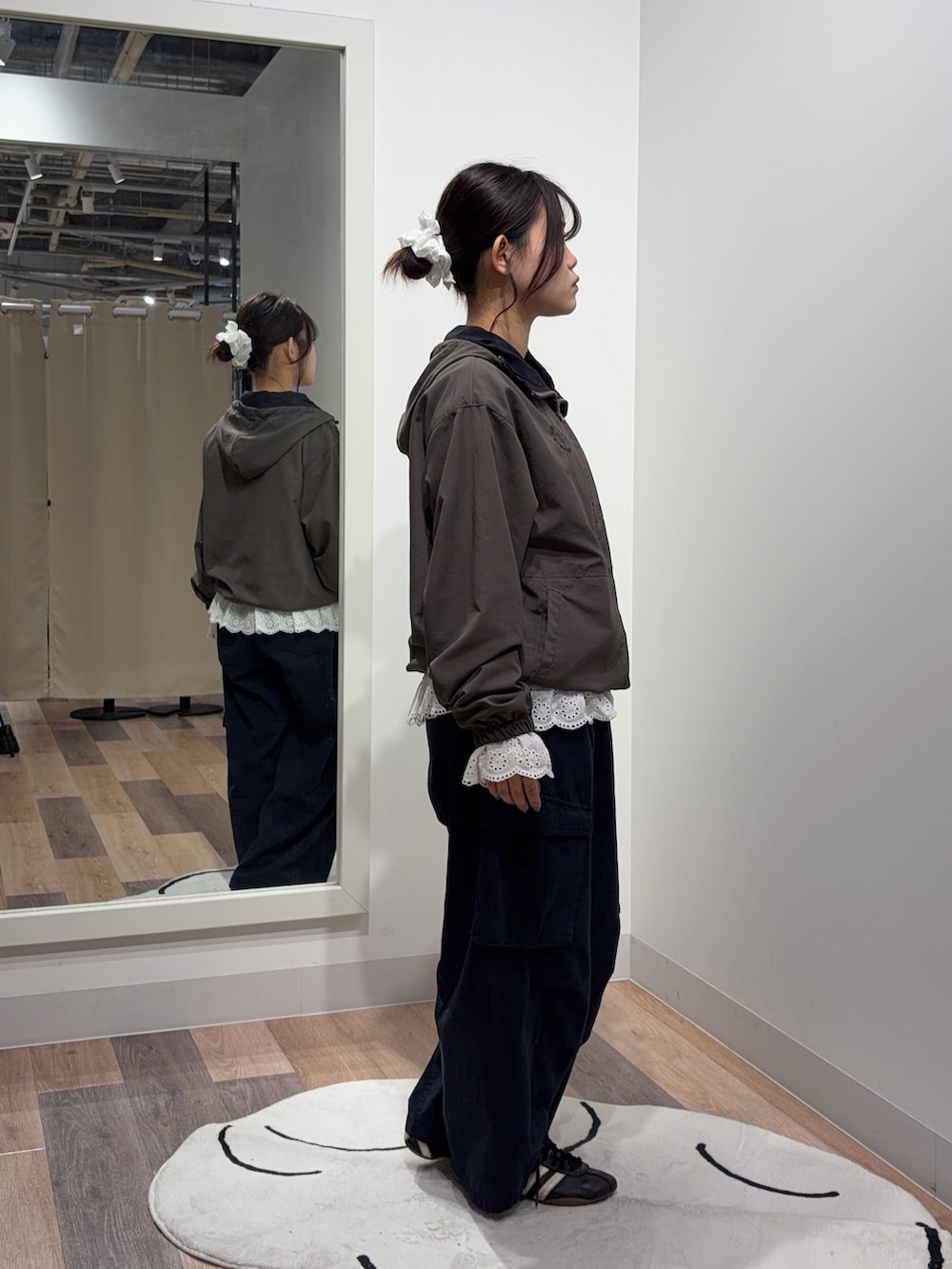 ブラック系のブルゾン、グレー系のTシャツ/カットソー、ブルー系のカーゴパンツを着用したレディースの秋コーディネートの2枚目の写真