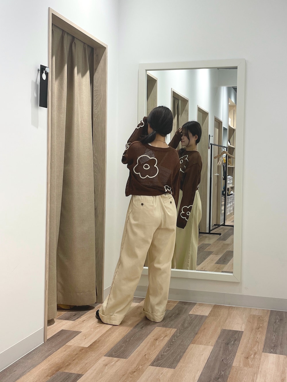 「カジュアル、チノパン、メッシュ、メッシュニット、ローファー」｜「CPCMのコード刺繍花柄メッシュニット（ニット/セーター、ブラウン系）」を使った、みおさん（骨格ストレート・レディース・155cm）の夏コーディネートの3枚目の写真