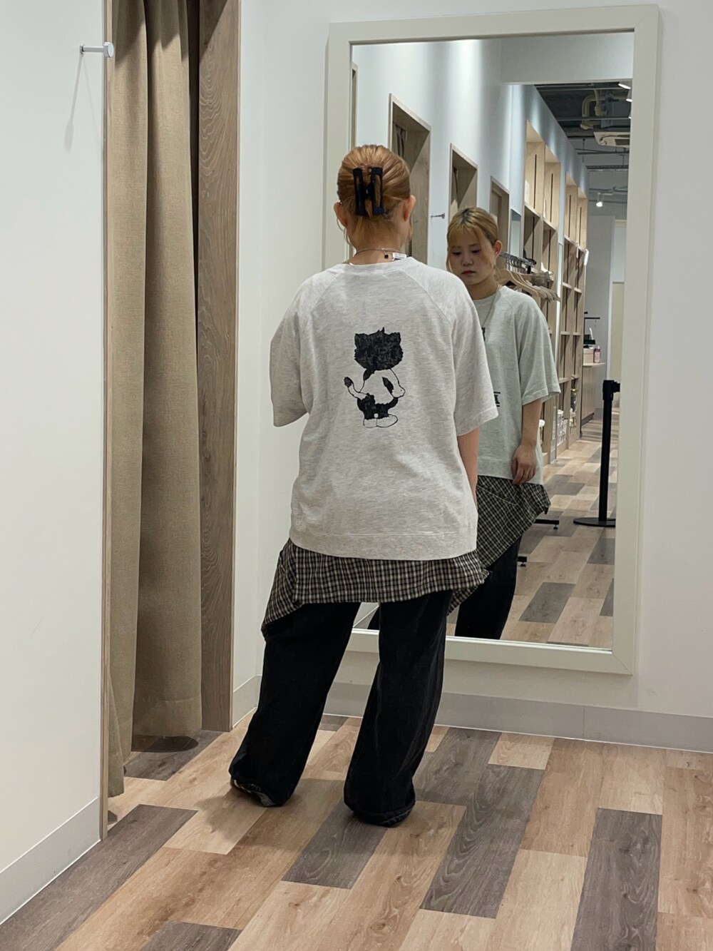 グレー系のTシャツ/カットソー、ブラック系のシャツ/ブラウス、ブラック系のデニムパンツを着用したレディースの夏コーディネートの3枚目の写真