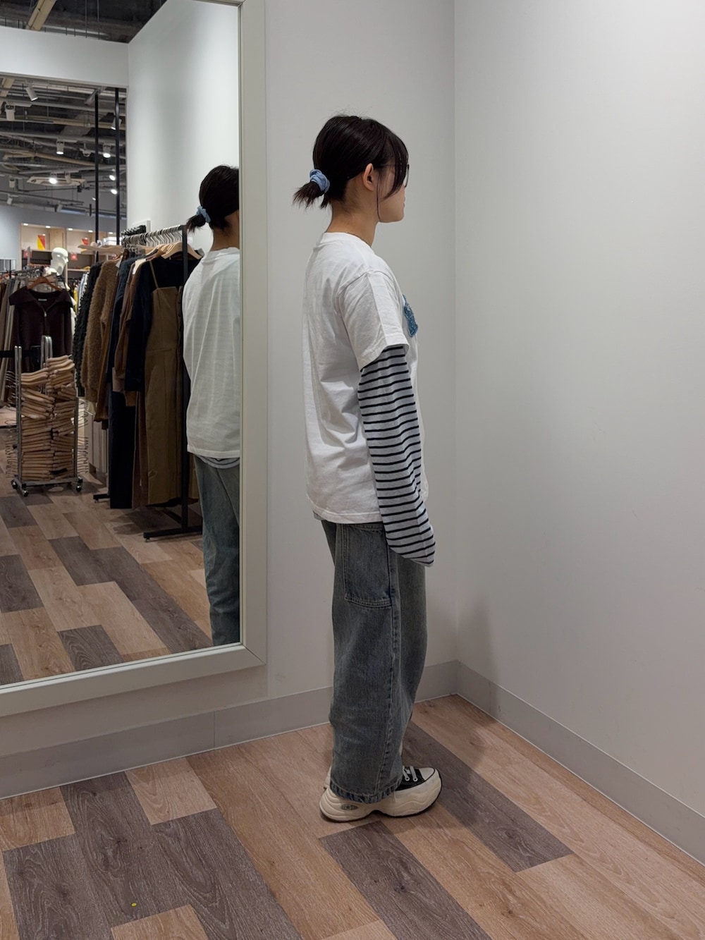 ホワイト系のTシャツ/カットソー、ブルー系のTシャツ/カットソー、ブルー系のデニムパンツを着用したレディースの春コーディネートの2枚目の写真