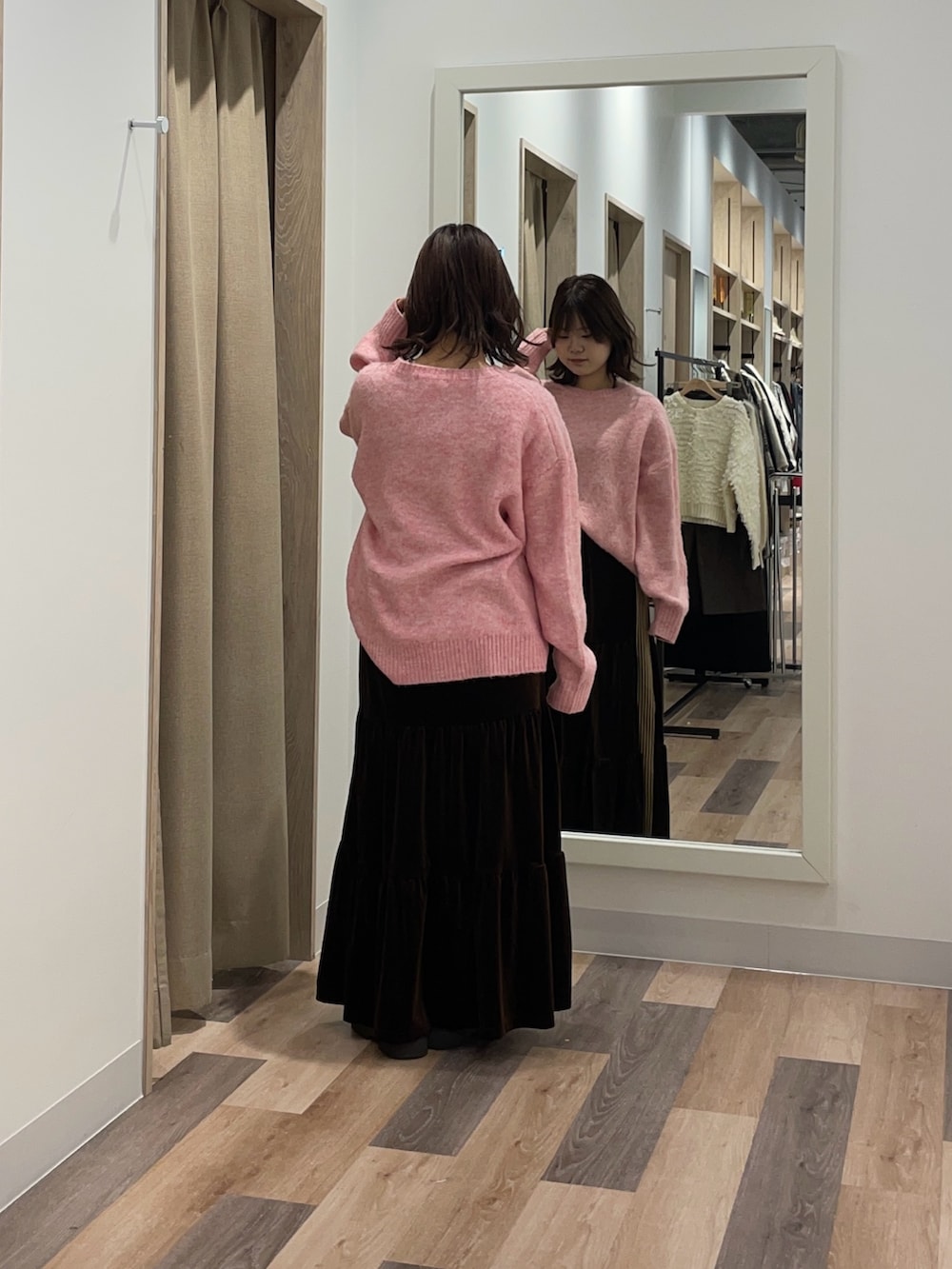 ピンク系のニット/セーター、ブラウン系のスカートを着用したレディースの冬コーディネートの3枚目の写真