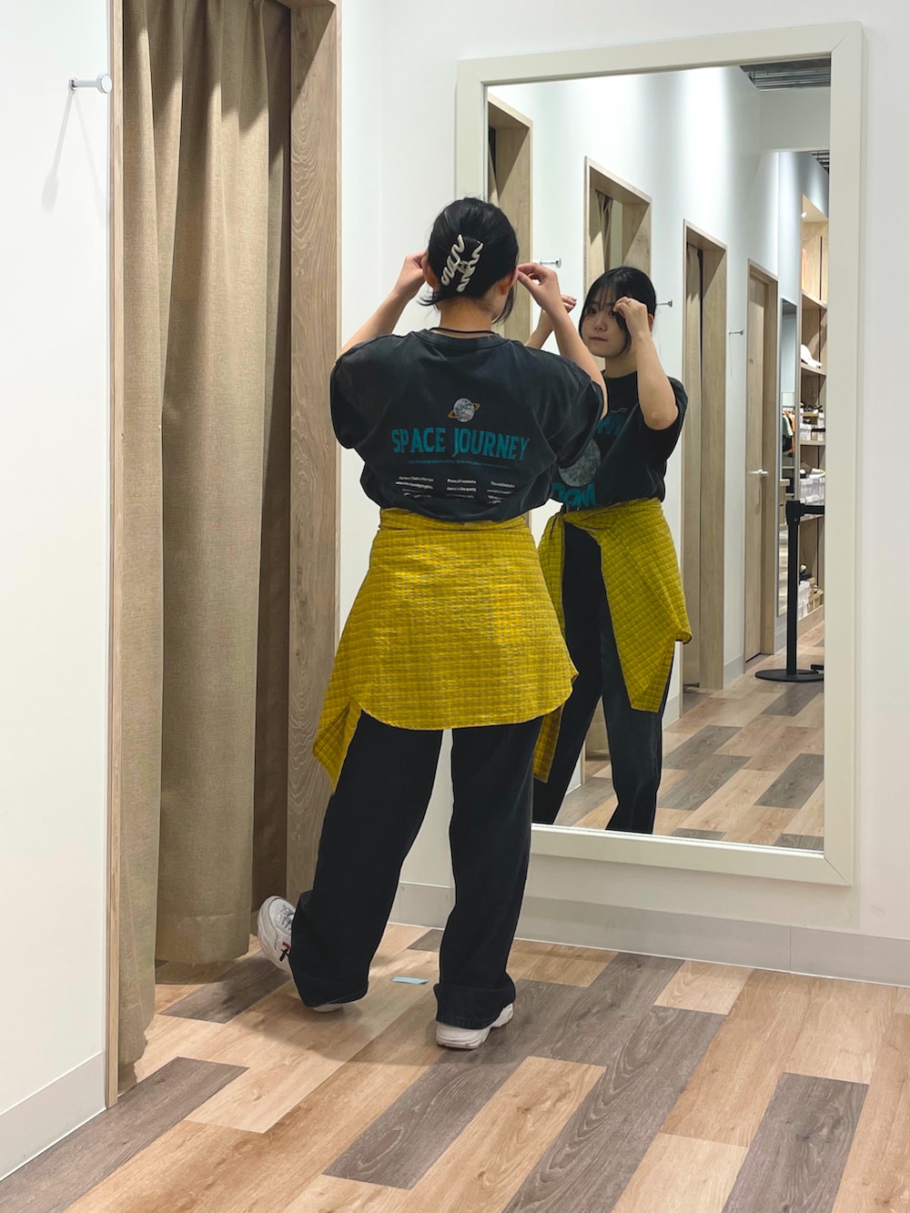 グレー系のTシャツ/カットソー、イエロー系のシャツ/ブラウス、ブラック系のデニムパンツを着用したレディースの夏コーディネートの3枚目の写真