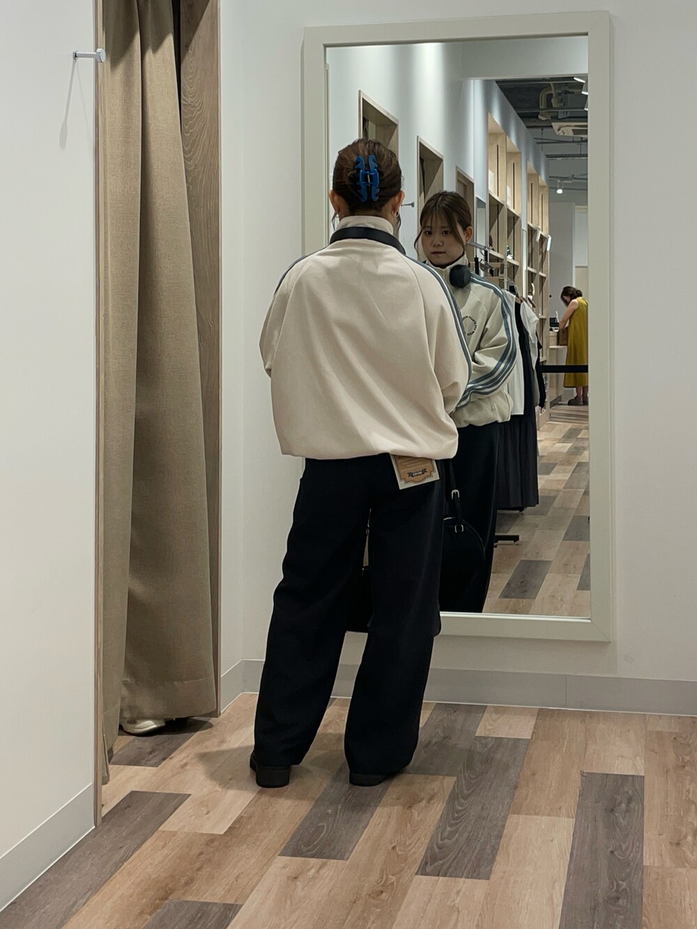 「CPCM、トラックジャケット、スラックス、秋コーデ、秋服準備はじめました、秋服」｜「CPCMのフェイクスエードトラックジャケット（ブルゾン、グリーン系）」を使った、みおさん（骨格ストレート・レディース・155cm）の秋コーディネートの3枚目の写真