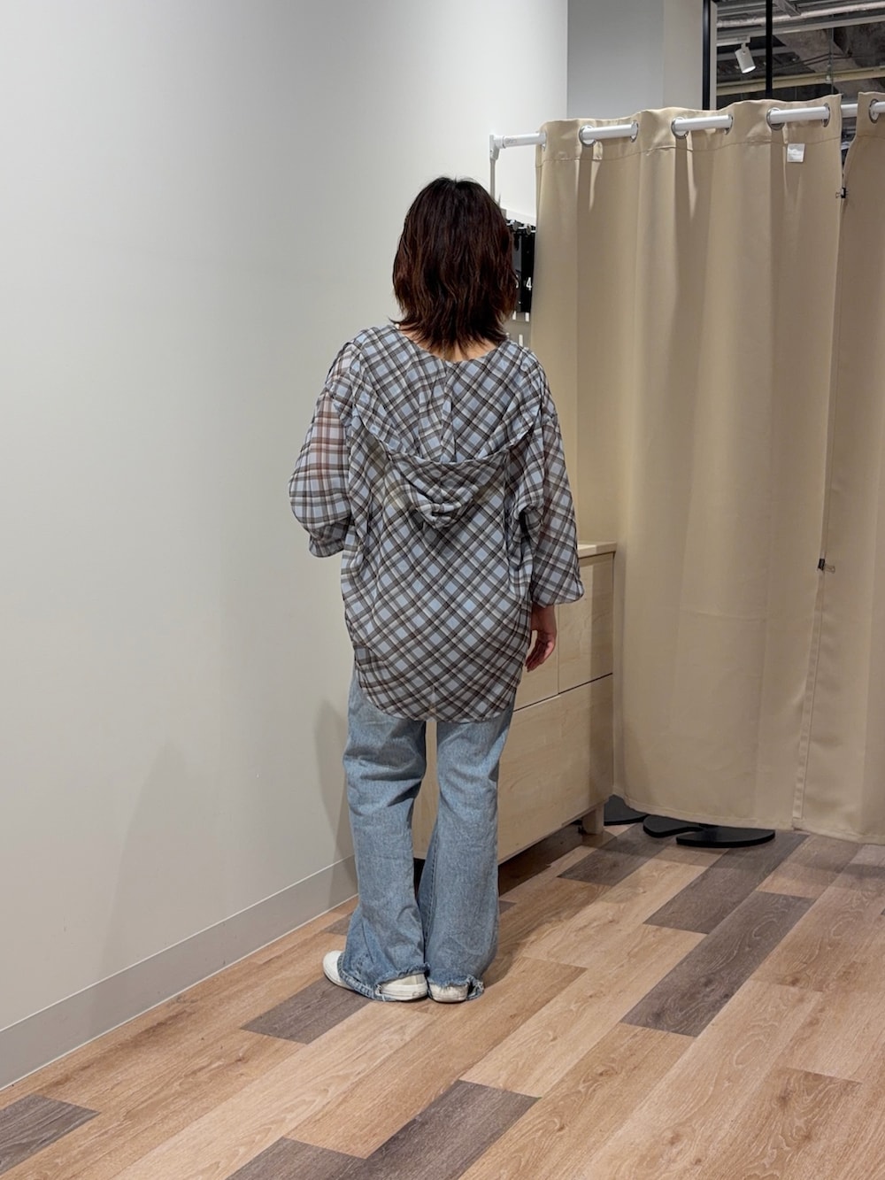 ブラウン系のシャツ/ブラウス、ホワイト系のキャミソールを着用したレディースの春コーディネートの3枚目の写真