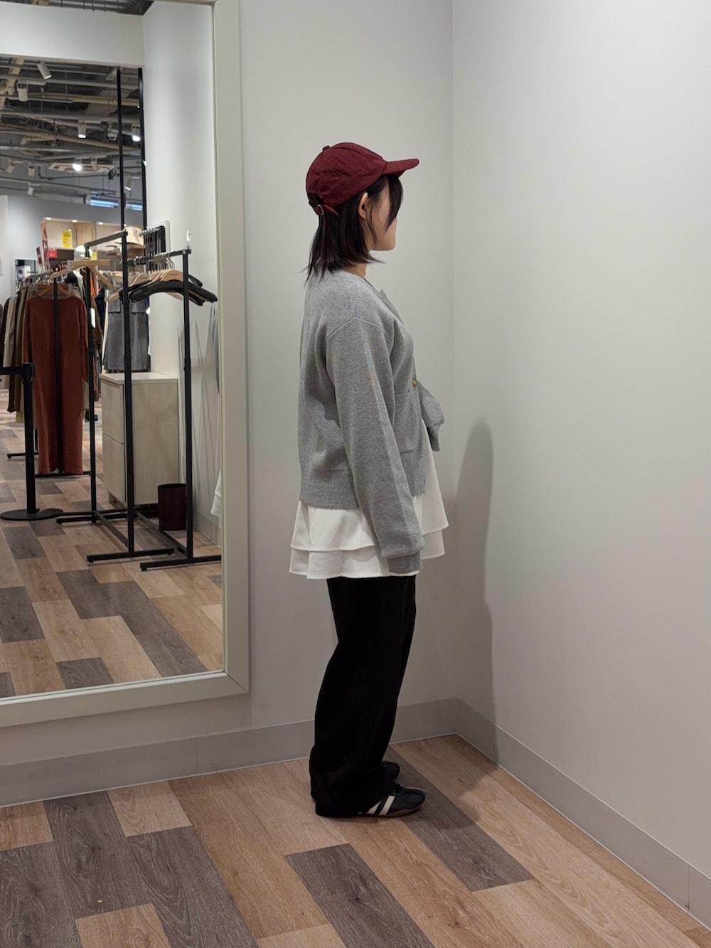 グレー系のカーディガン/ボレロ、ホワイト系のTシャツ/カットソー、ブラック系のその他パンツを着用したレディースの春コーディネートの2枚目の写真