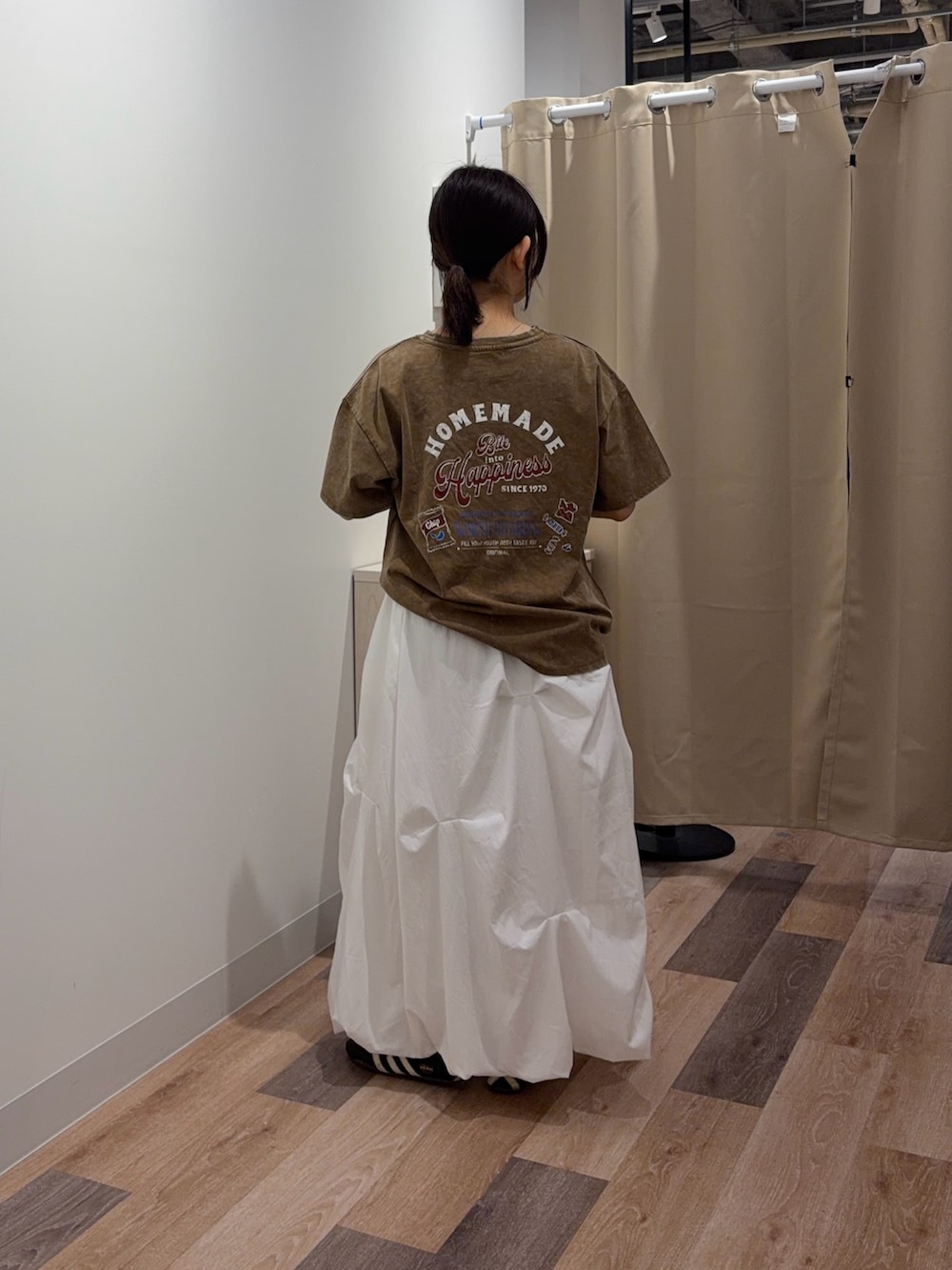 ベージュ系のTシャツ/カットソー、ホワイト系のスカートを着用したレディースの春コーディネートの3枚目の写真