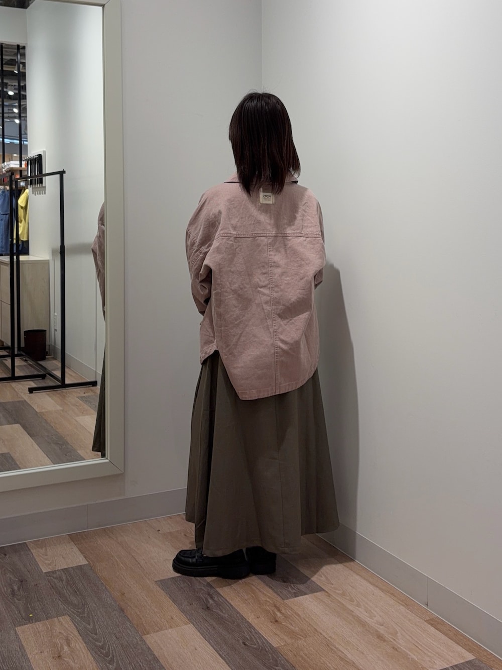 ホワイト系のシャツ/ブラウス、ピンク系のシャツ/ブラウス、ベージュ系のスカートを着用したレディースの春コーディネートの3枚目の写真